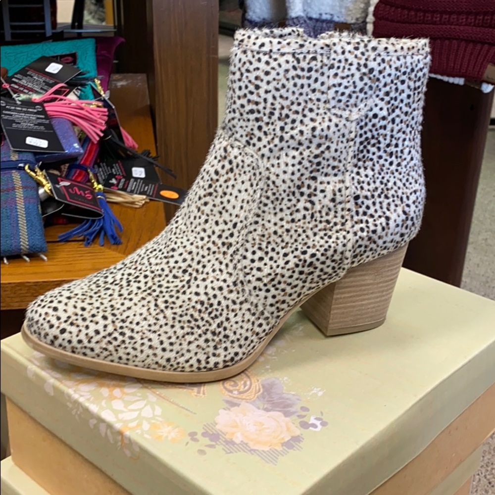 Leo booties